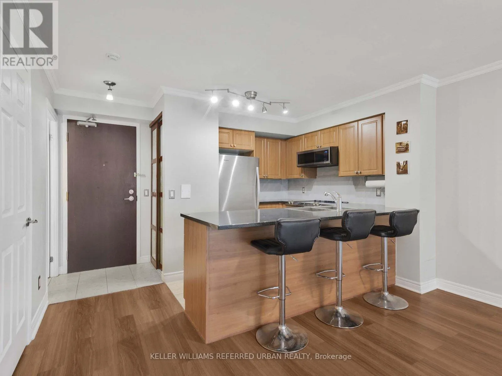 705 - 30 GRAND TRUNK CRESCENT