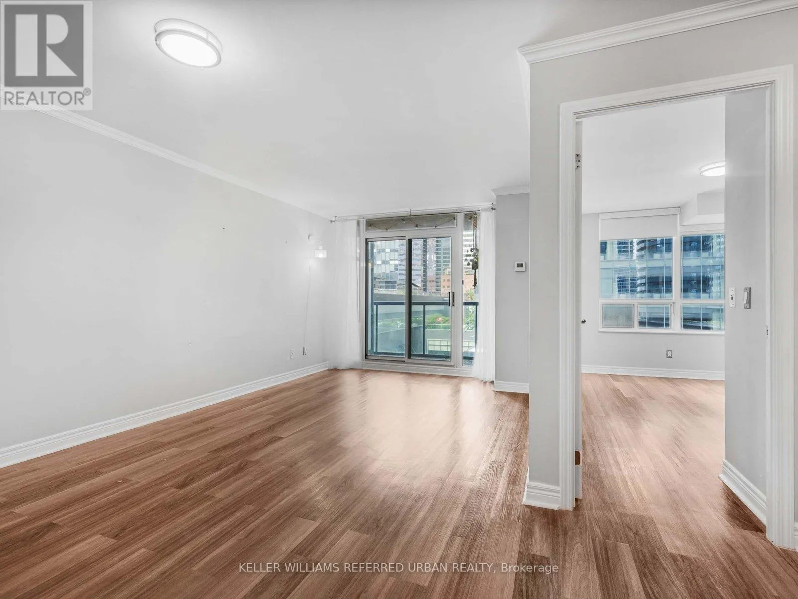 705 - 30 GRAND TRUNK CRESCENT