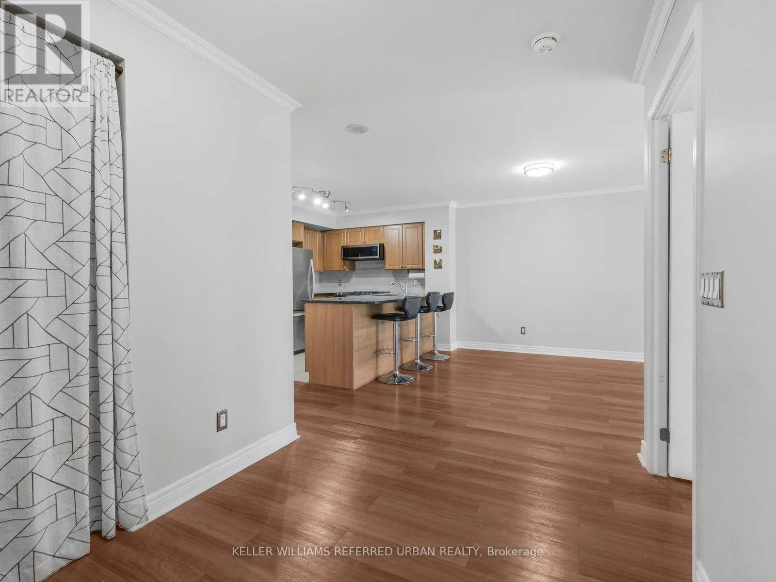 705 - 30 GRAND TRUNK CRESCENT