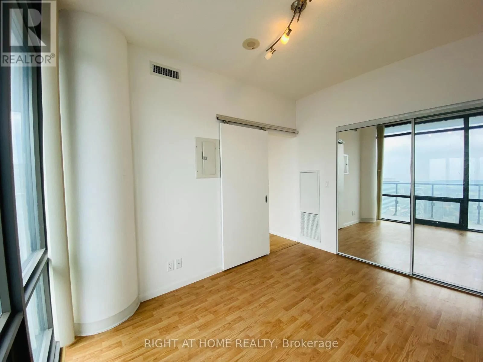 4506 - 832 BAY STREET