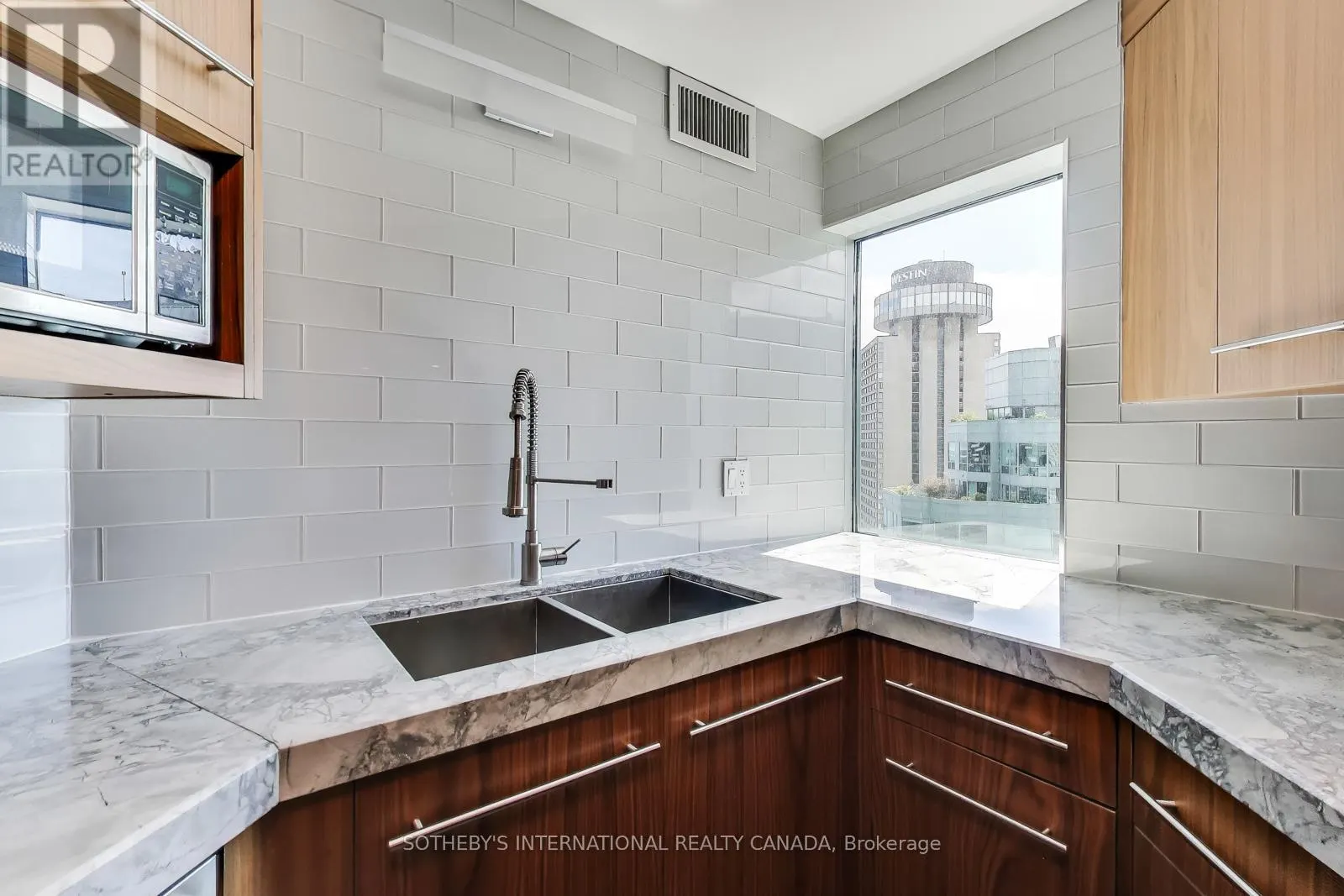 2701 - 10 YONGE STREET