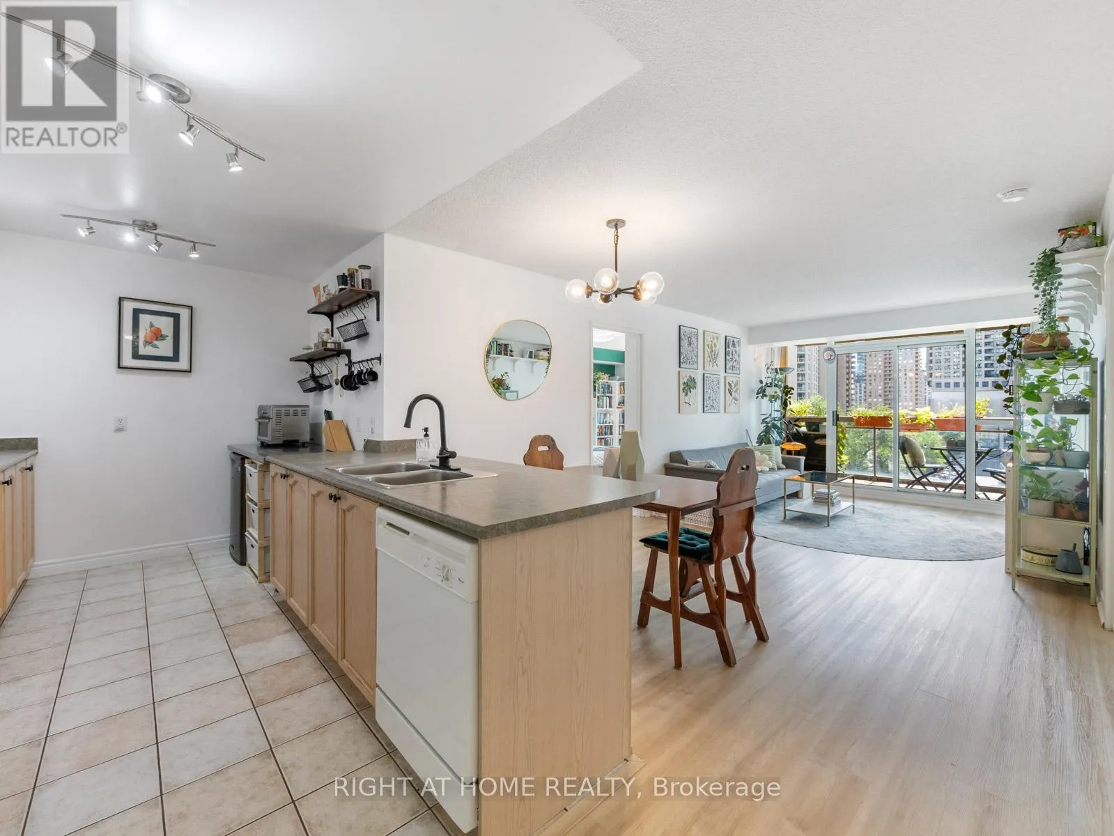 608 - 18 PARKVIEW AVENUE
