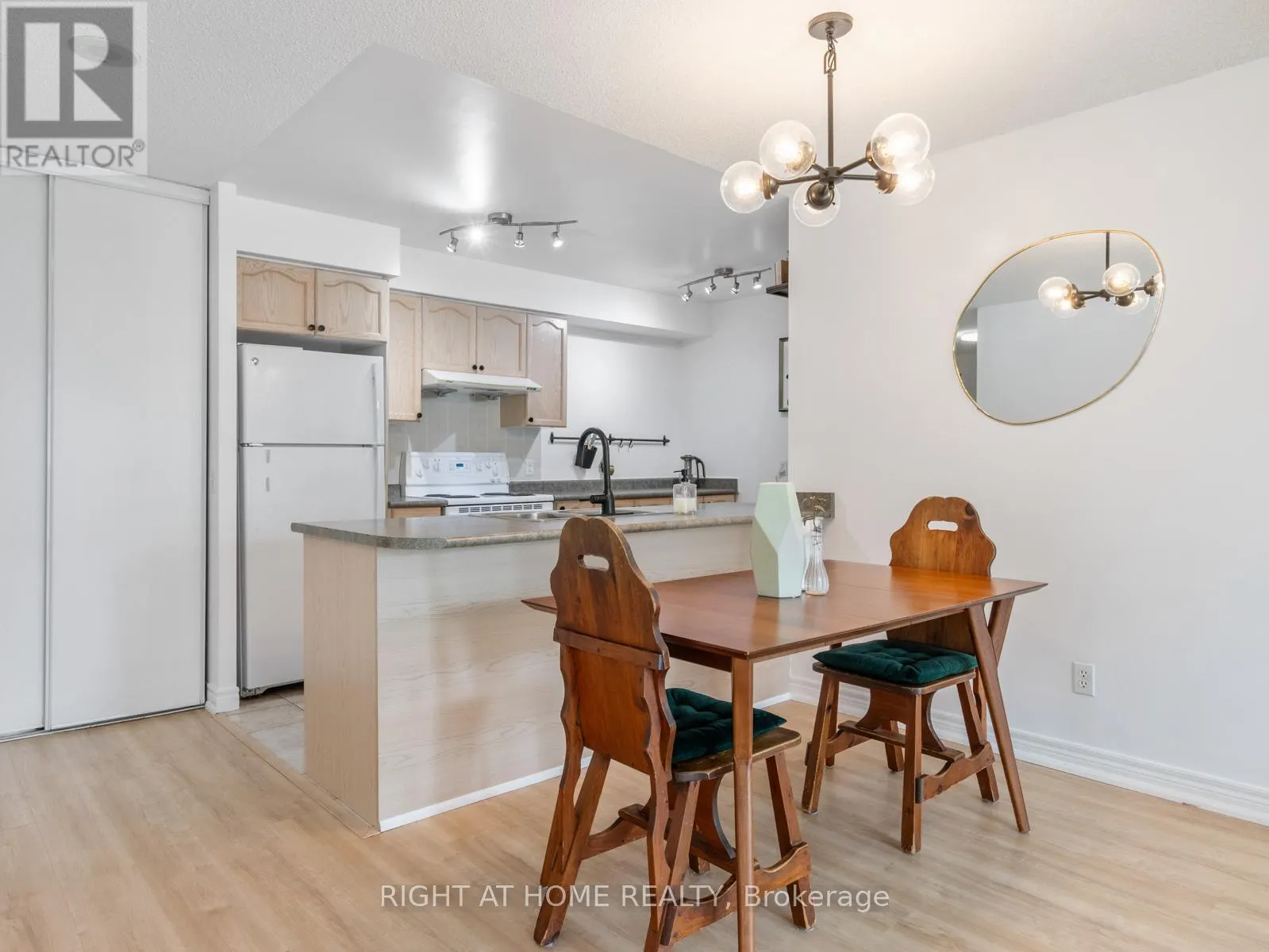 608 - 18 PARKVIEW AVENUE