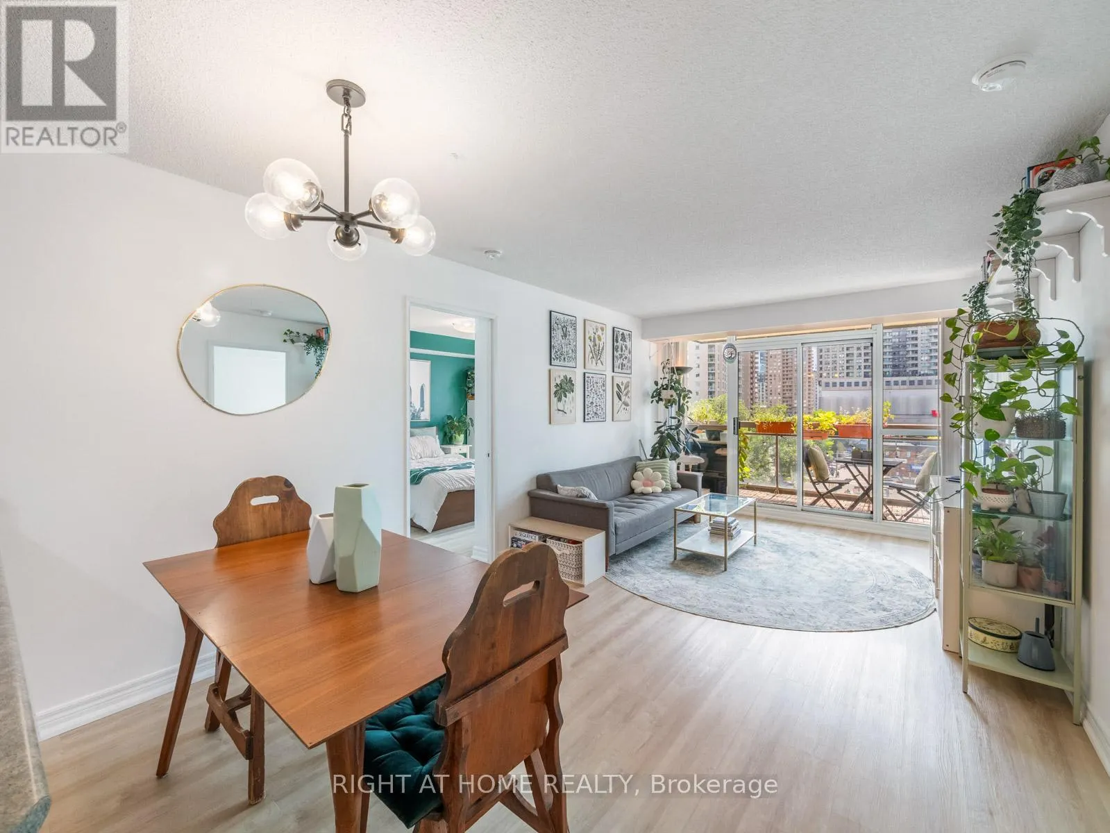 608 - 18 PARKVIEW AVENUE