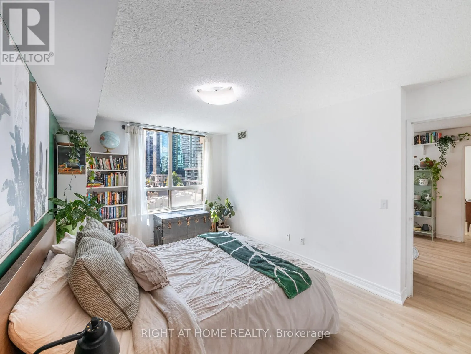 608 - 18 PARKVIEW AVENUE