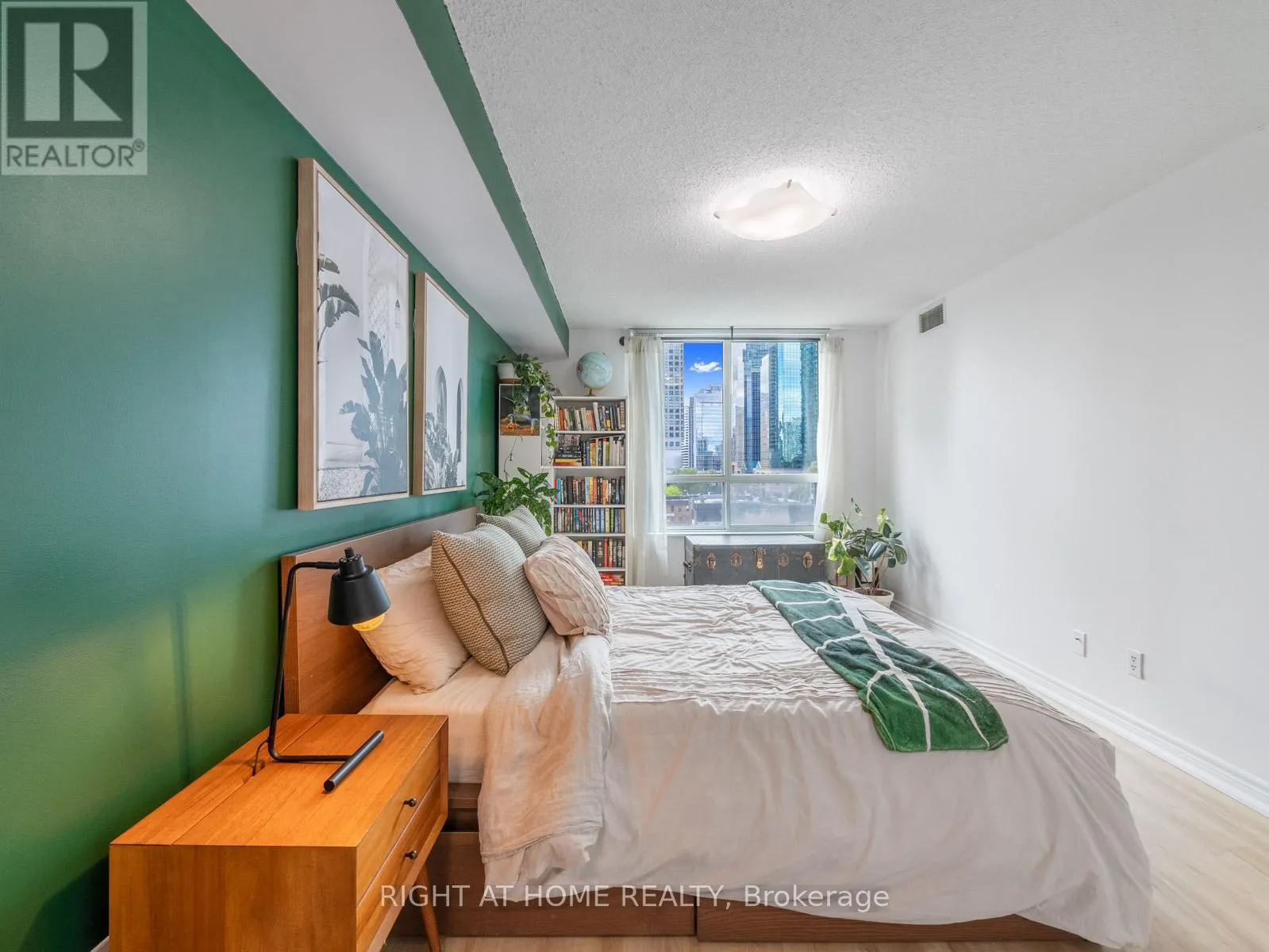 608 - 18 PARKVIEW AVENUE