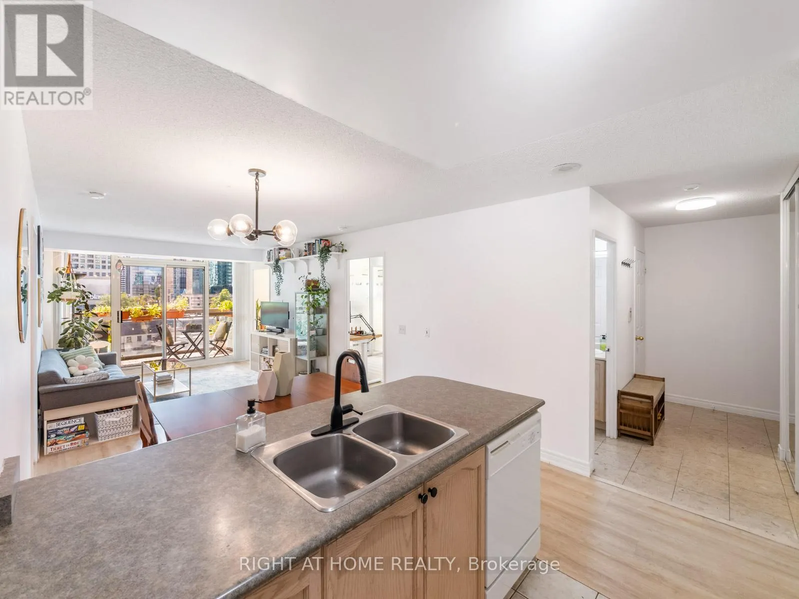 608 - 18 PARKVIEW AVENUE