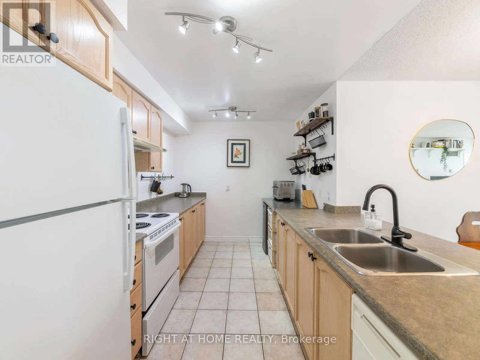 608 - 18 PARKVIEW AVENUE