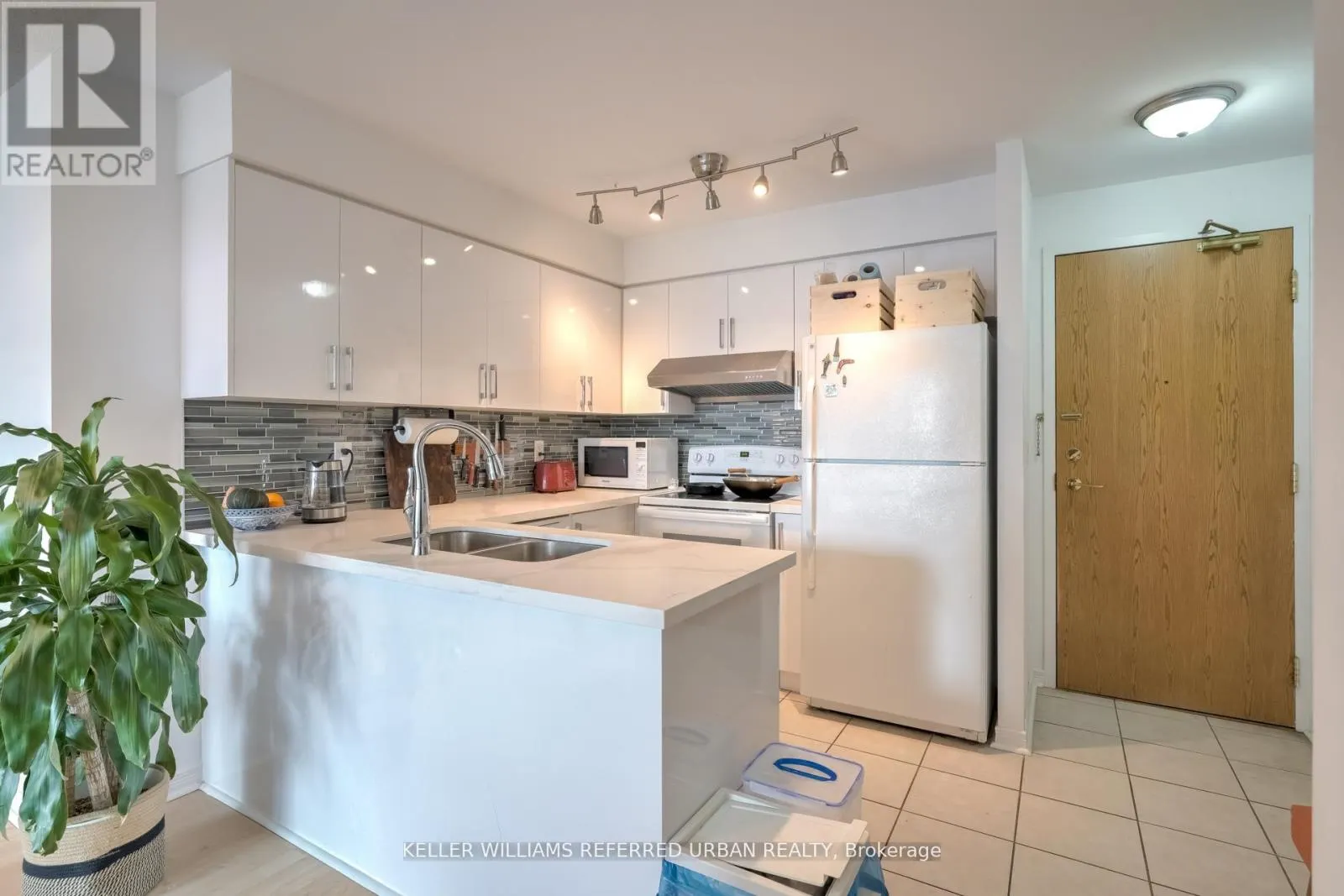 1605 - 5500 YONGE STREET