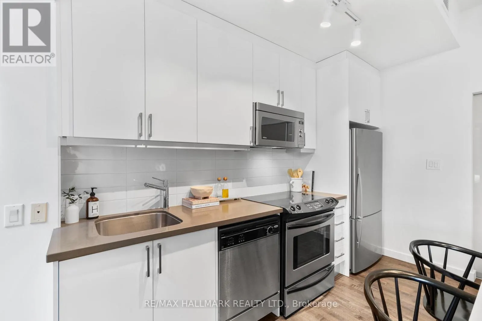 202 - 701 DOVERCOURT ROAD