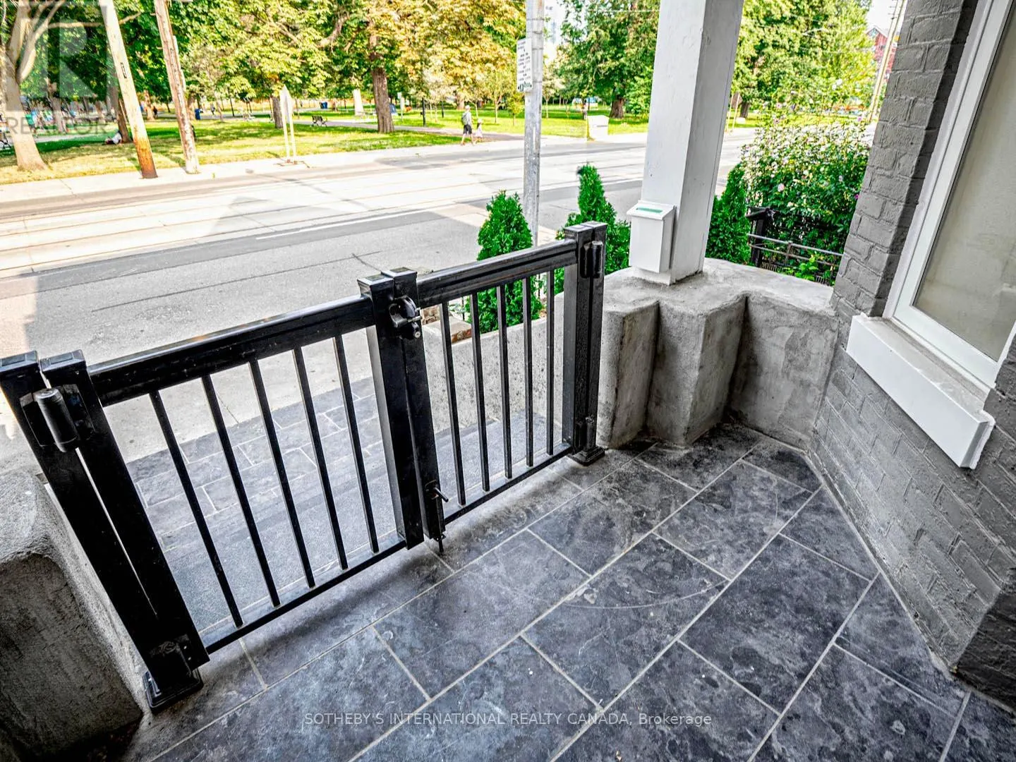 290 BATHURST STREET