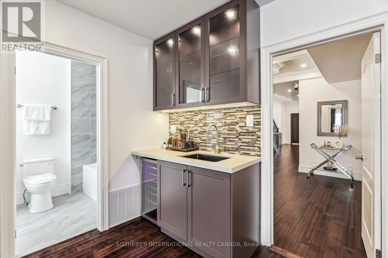 290 BATHURST STREET