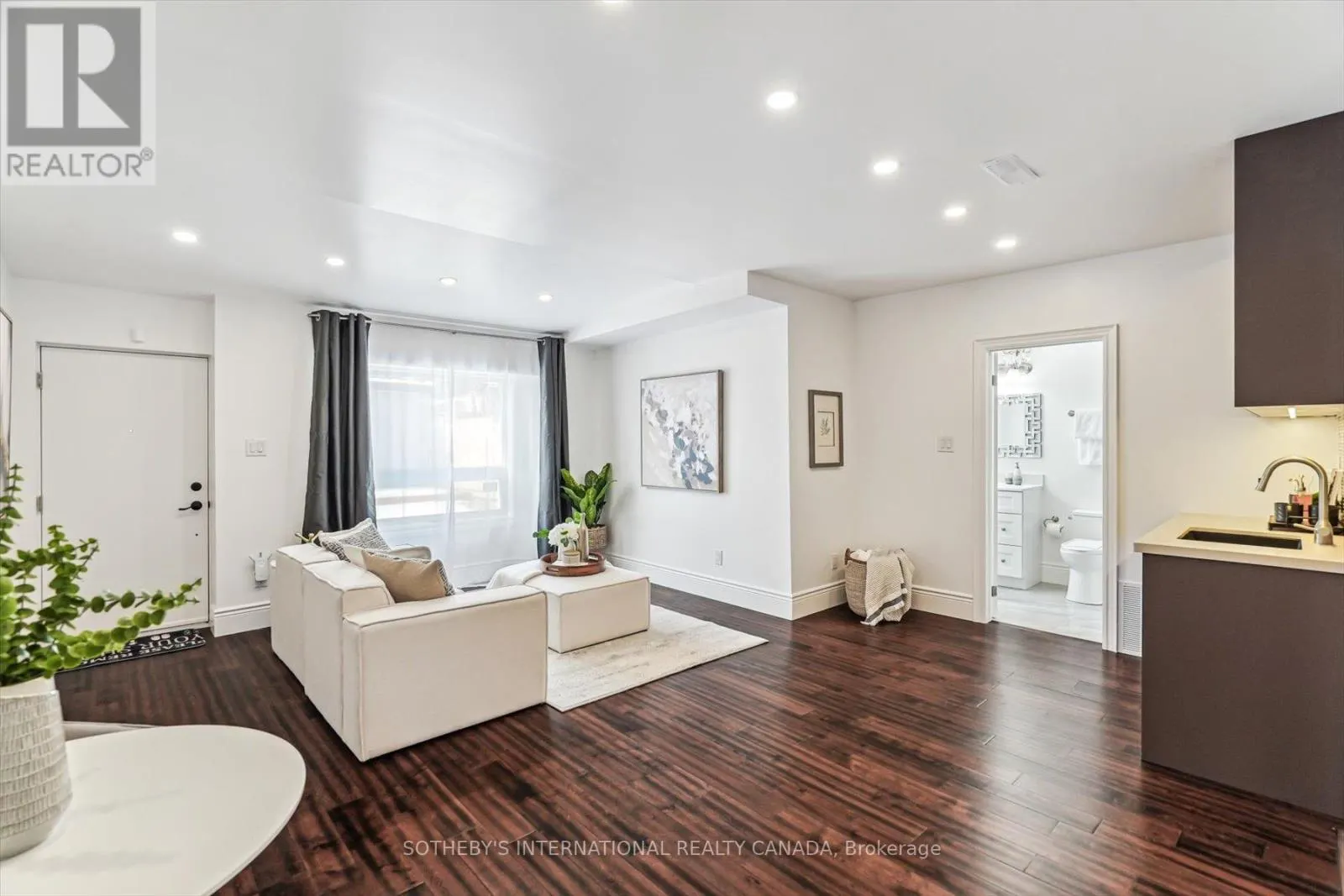 290 BATHURST STREET