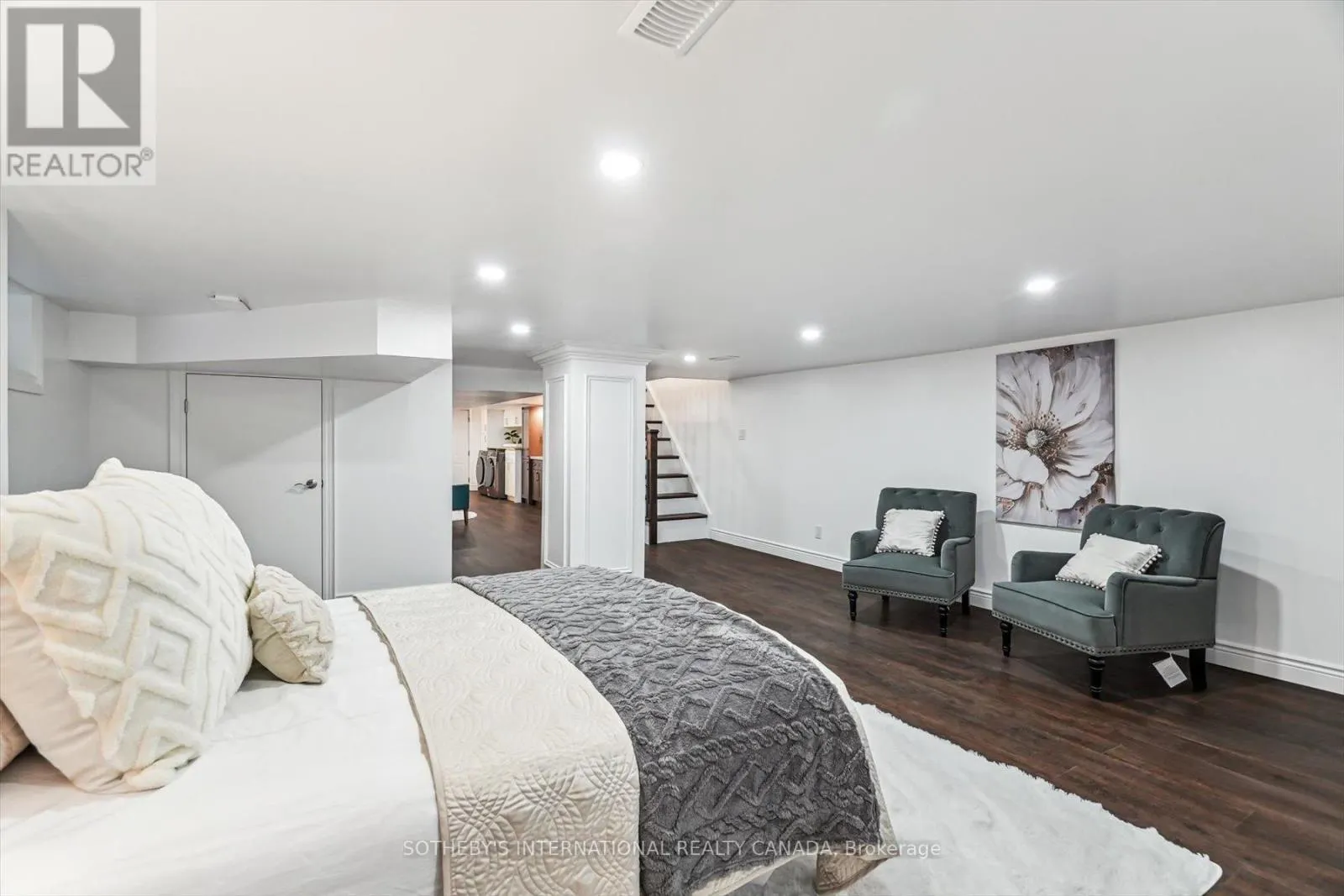 290 BATHURST STREET