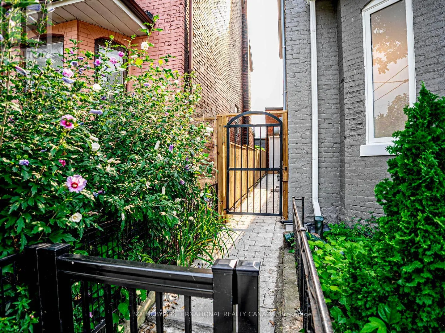 290 BATHURST STREET