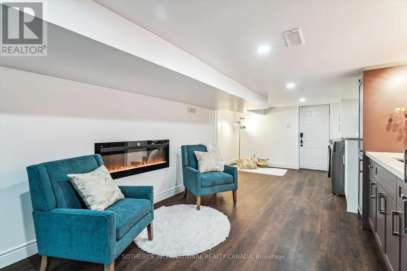 290 BATHURST STREET