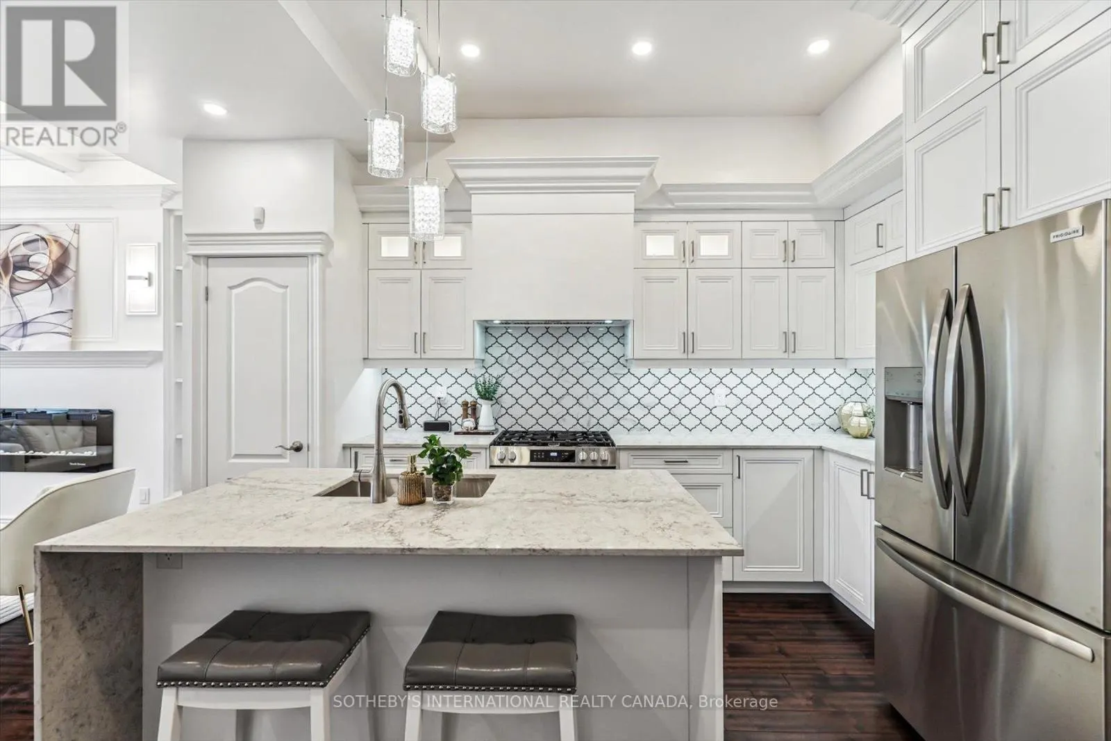 290 BATHURST STREET