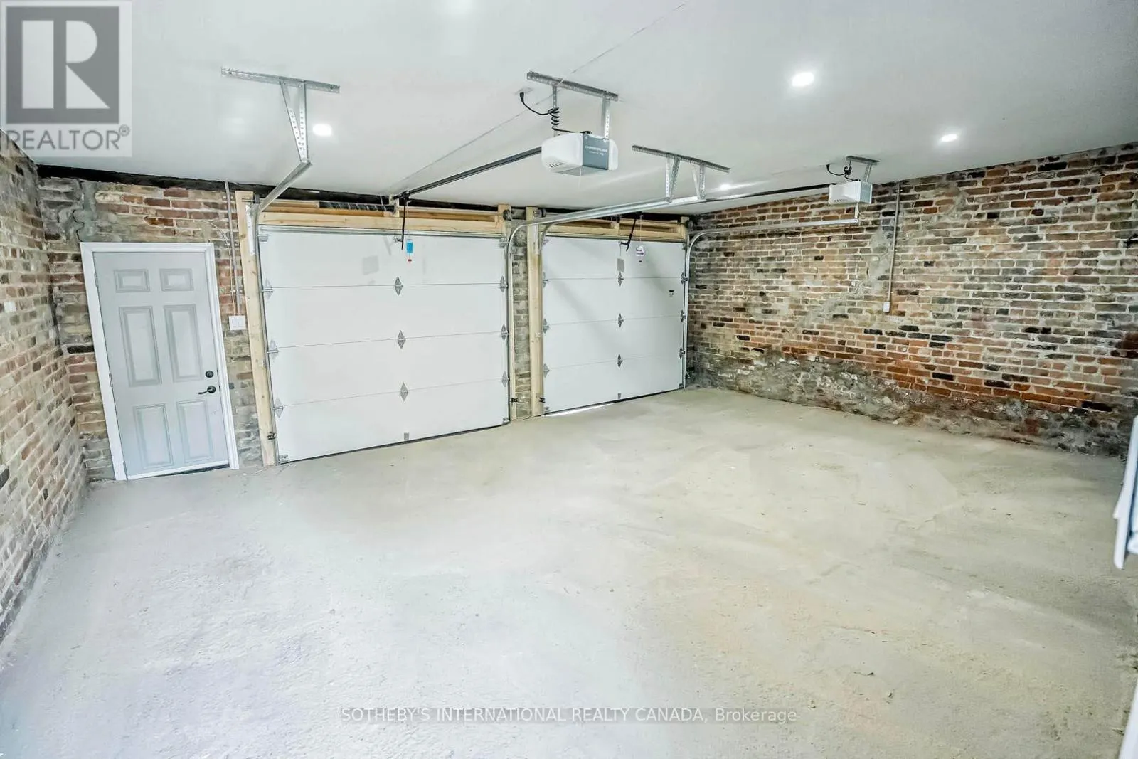 290 BATHURST STREET
