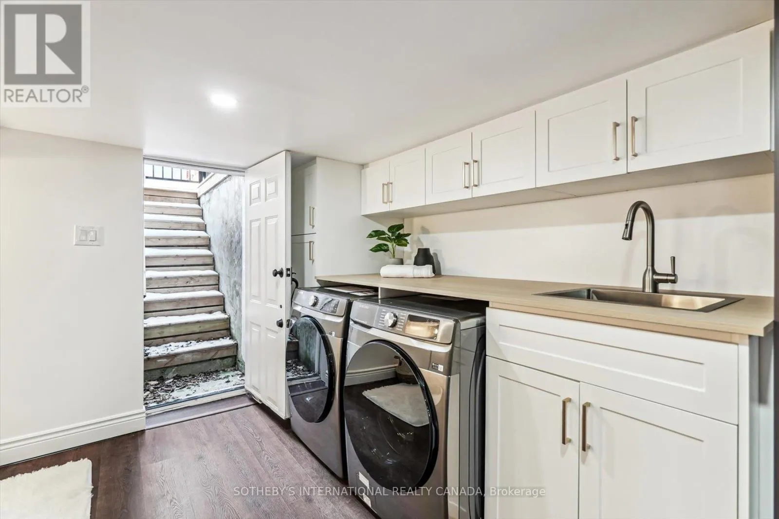 290 BATHURST STREET