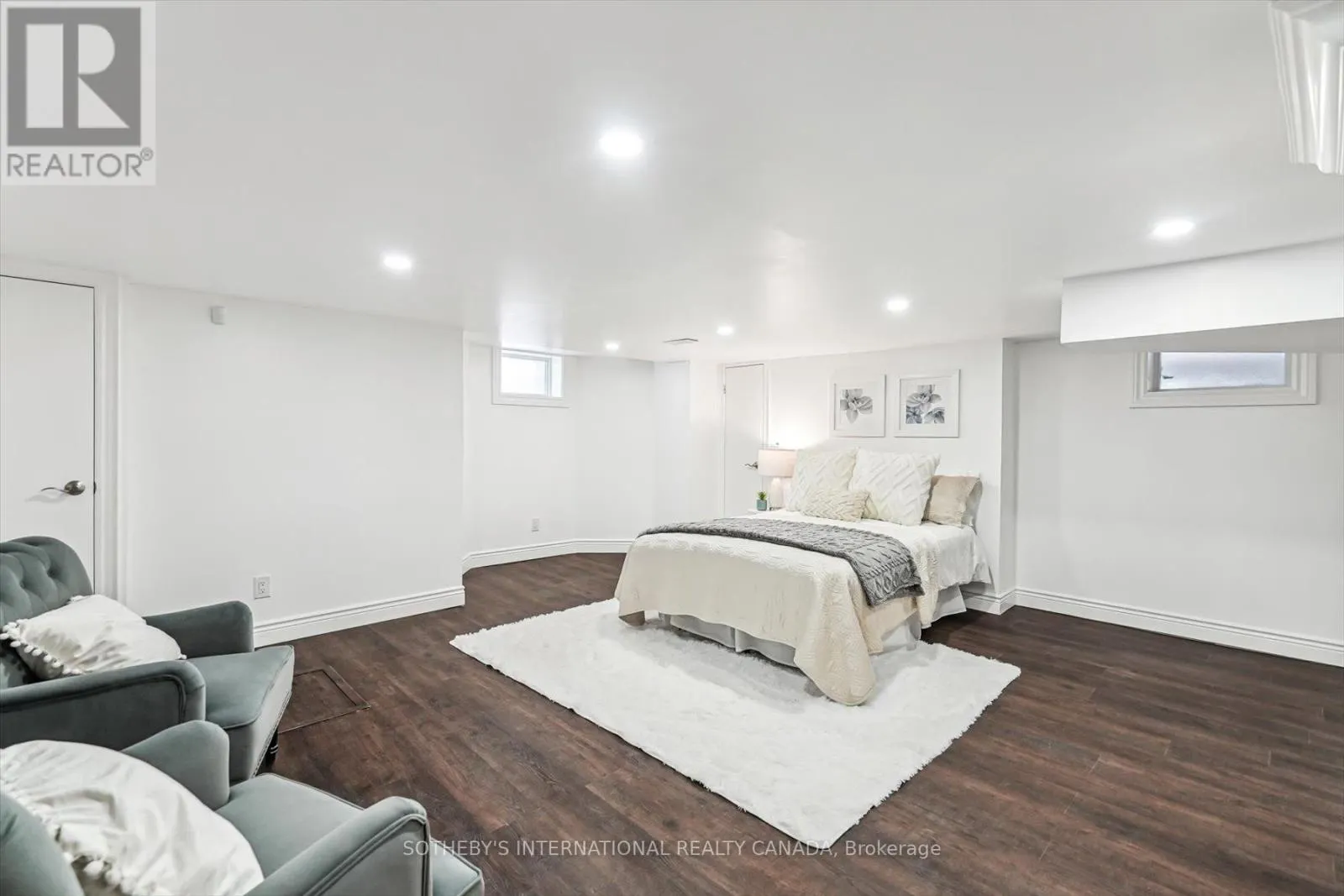 290 BATHURST STREET