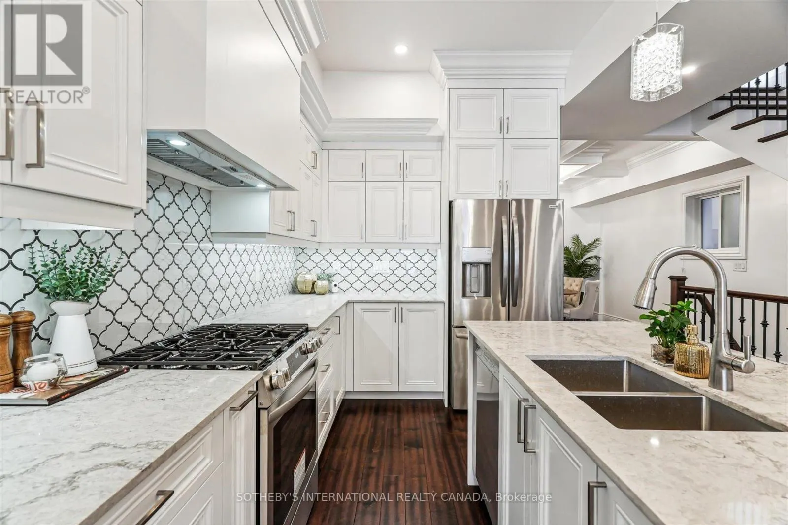 290 BATHURST STREET