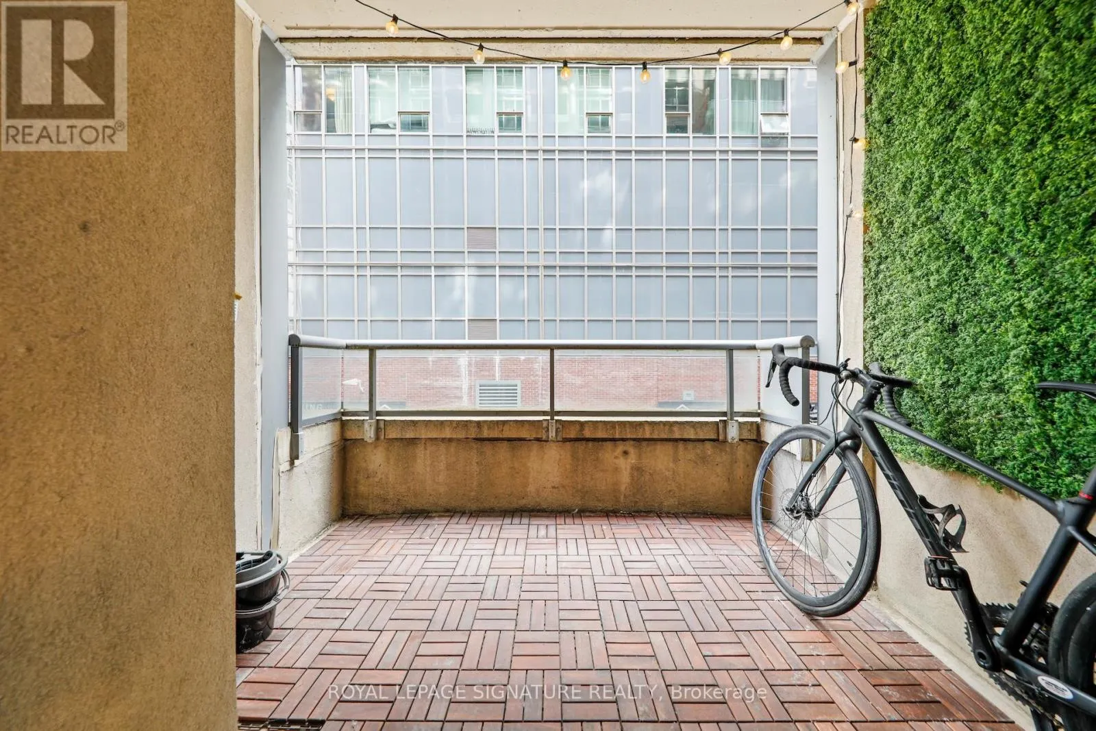 343 - 250 WELLINGTON STREET W