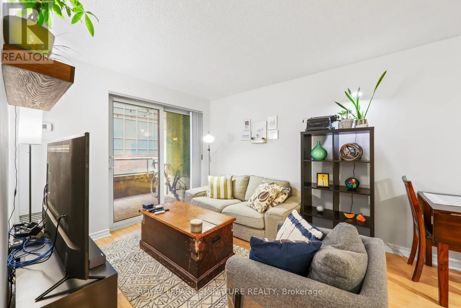 343 - 250 WELLINGTON STREET W