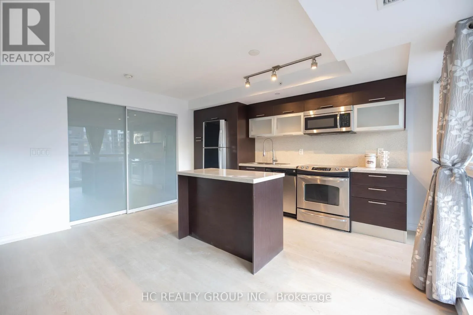 819 - 386 YONGE STREET