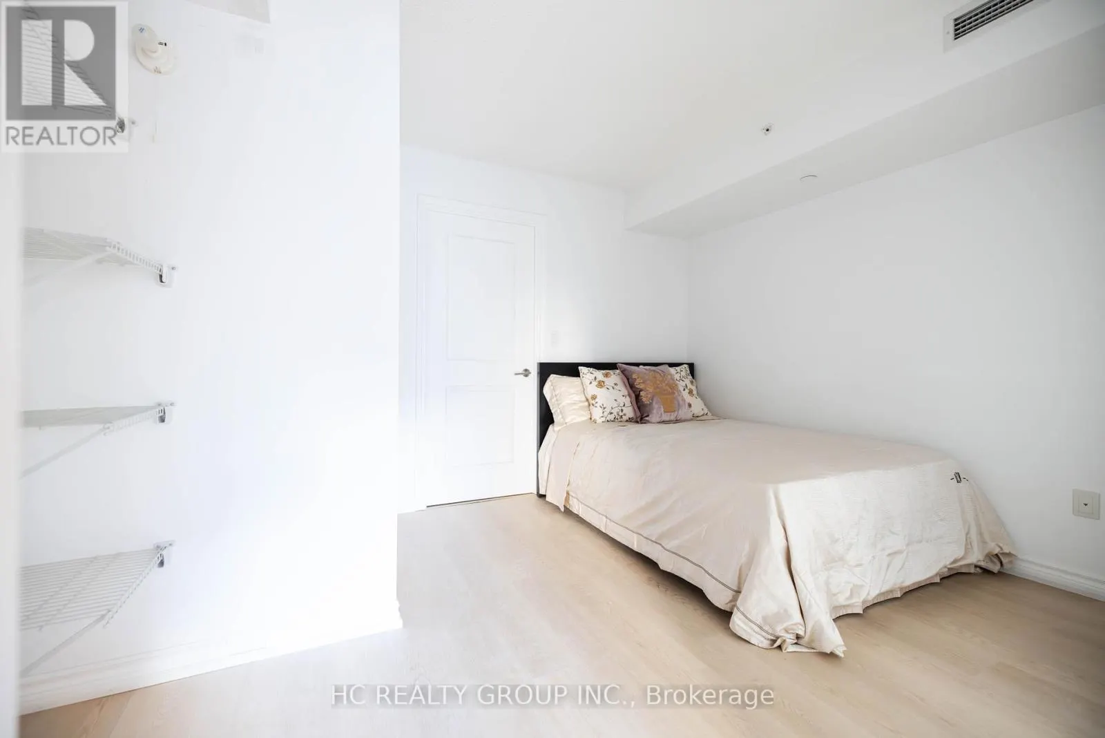 819 - 386 YONGE STREET