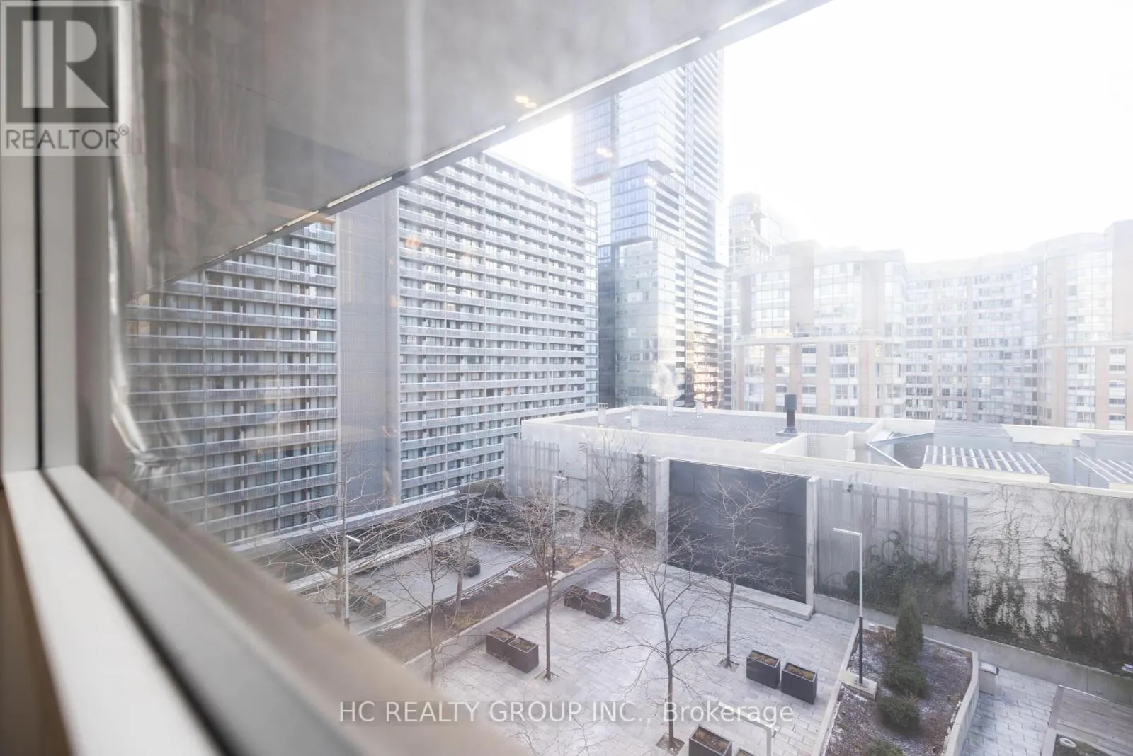 819 - 386 YONGE STREET