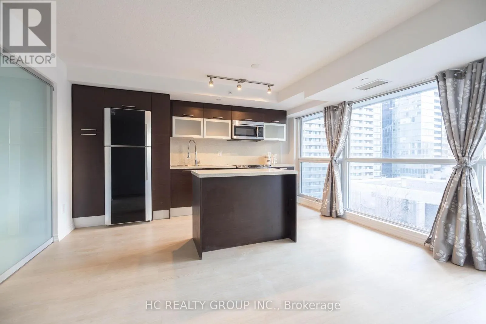 819 - 386 YONGE STREET