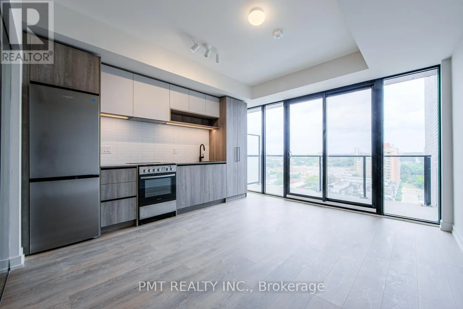 1216 - 181 STERLING ROAD