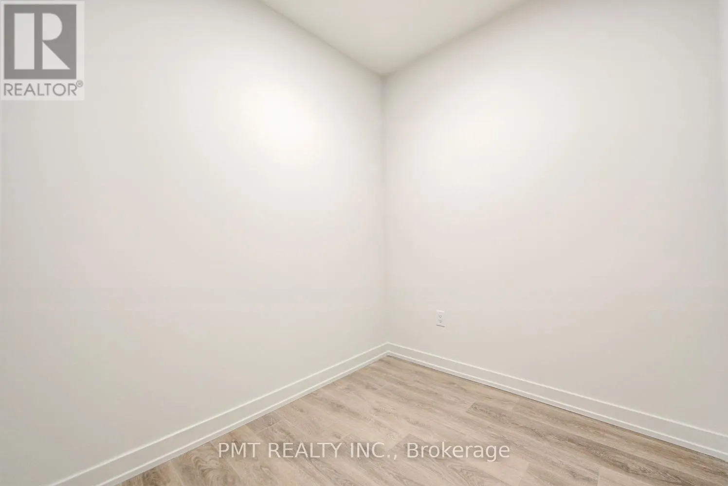 1216 - 181 STERLING ROAD