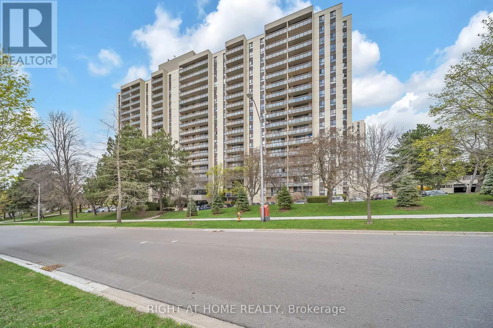 1415 - 260 SENECA HILL DRIVE