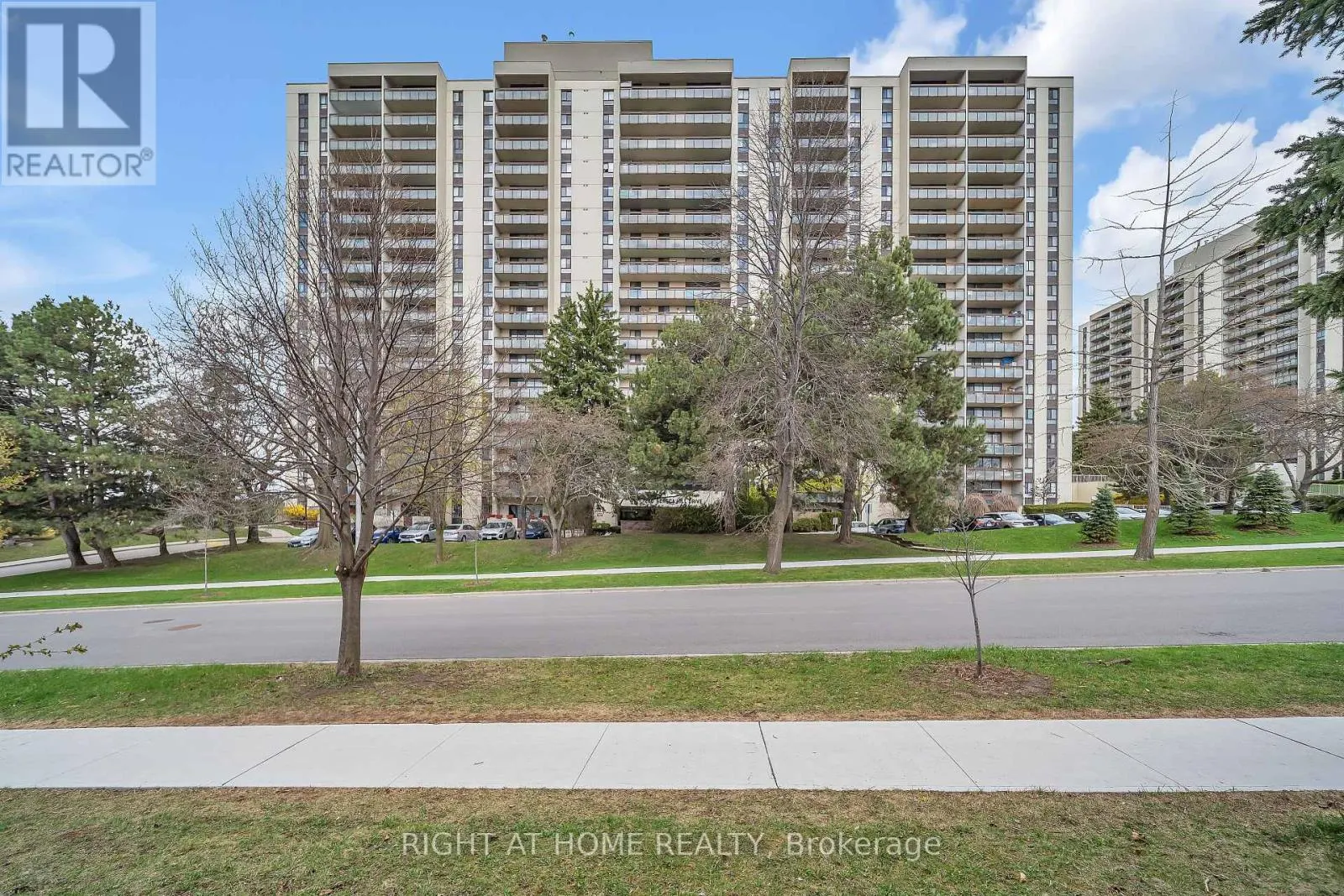1415 - 260 SENECA HILL DRIVE