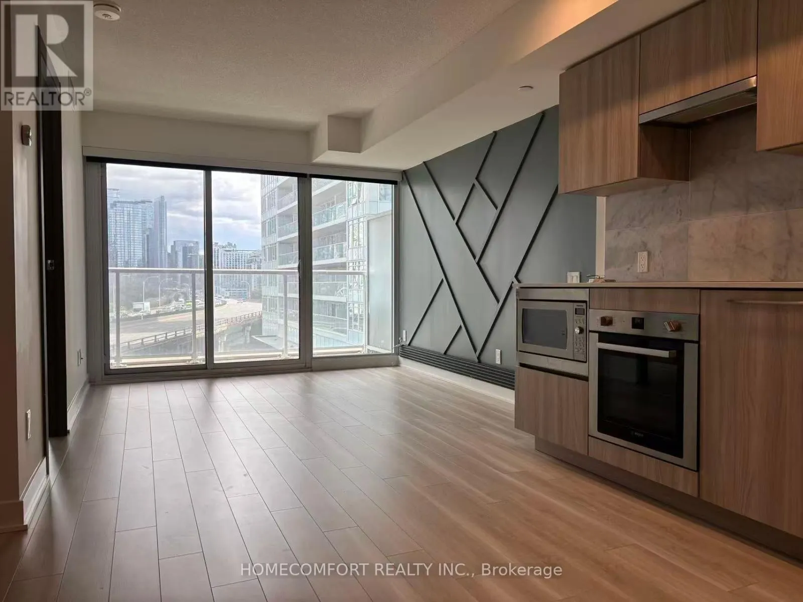 707 - 19 BATHURST STREET E