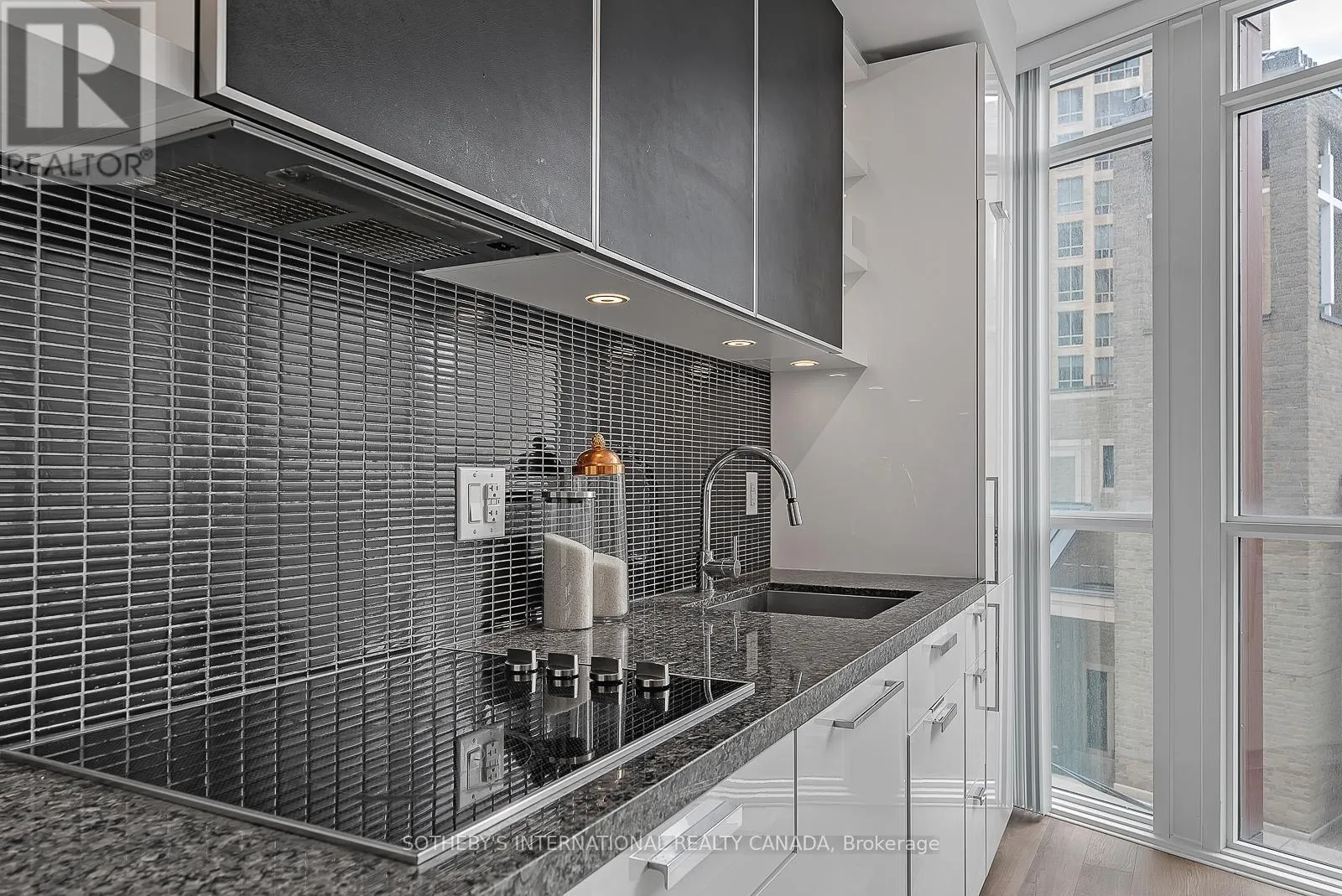 315 - 32 DAVENPORT ROAD