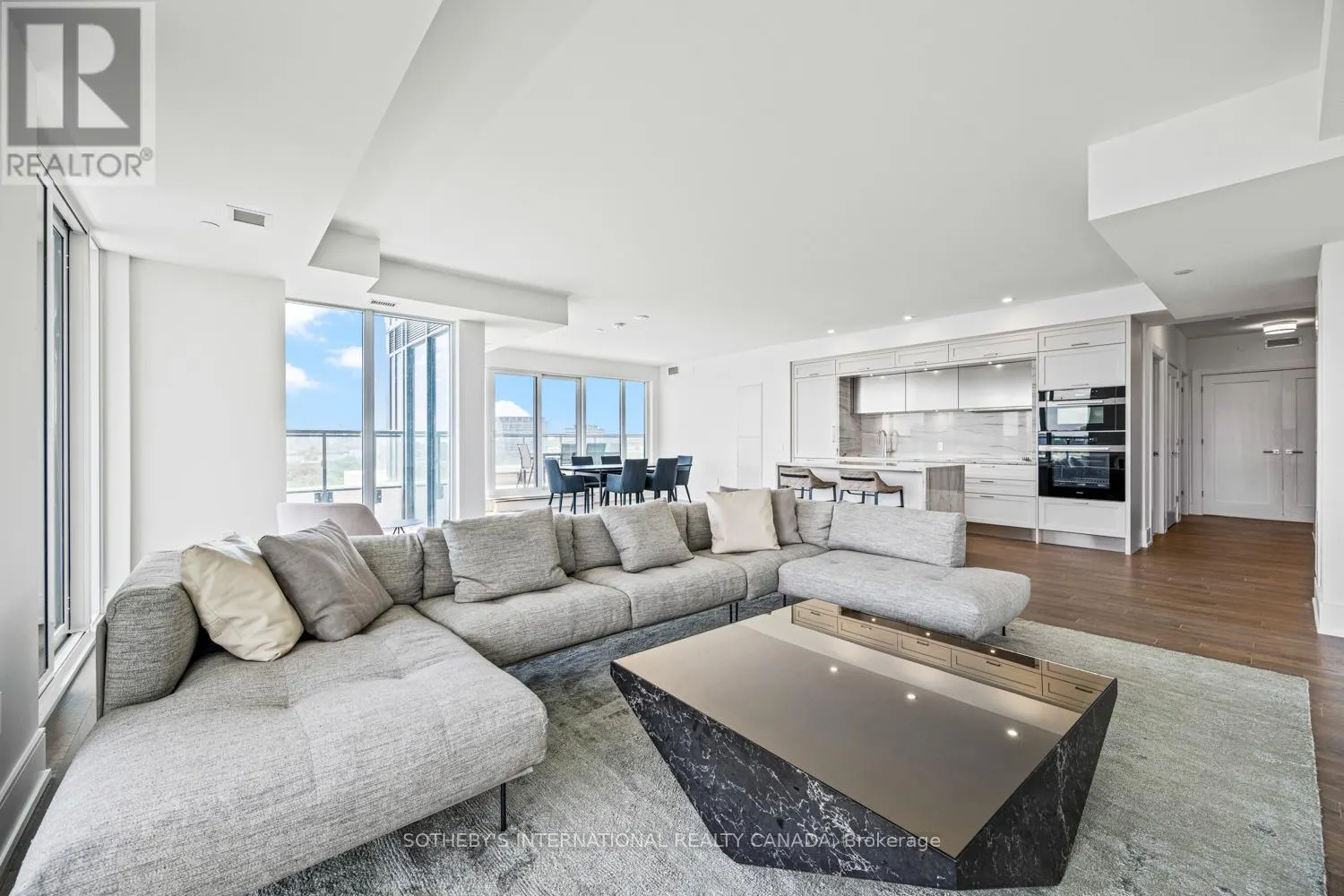 1109 - 30 INN ON THE PARK DRIVE