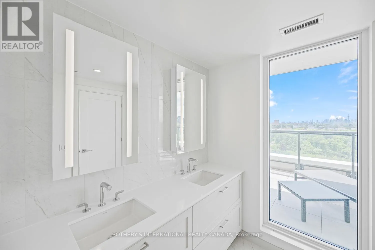 1109 - 30 INN ON THE PARK DRIVE