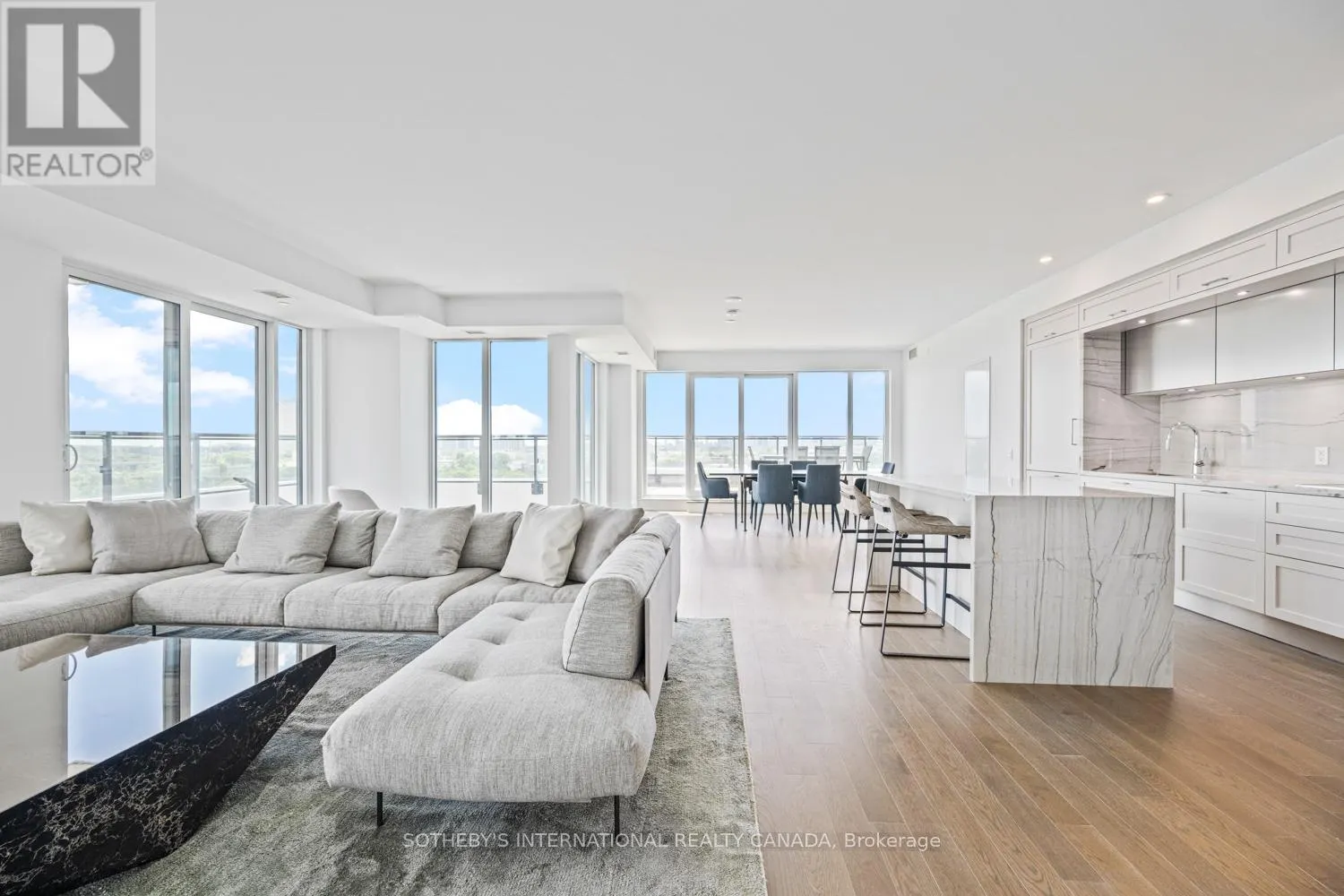 1109 - 30 INN ON THE PARK DRIVE