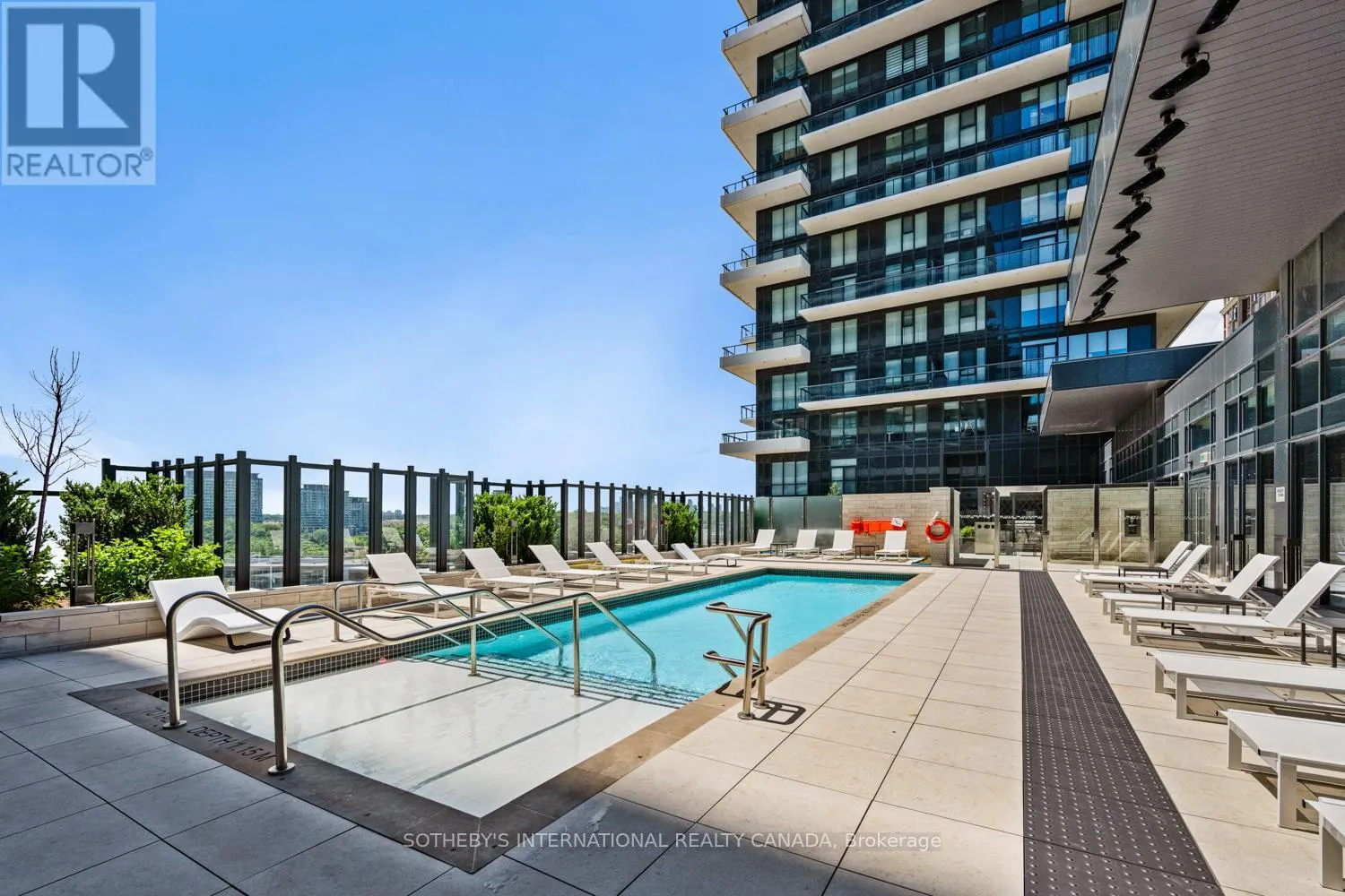 1109 - 30 INN ON THE PARK DRIVE