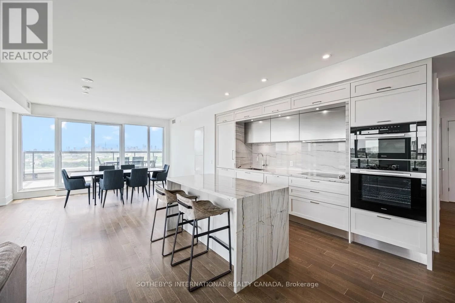 1109 - 30 INN ON THE PARK DRIVE