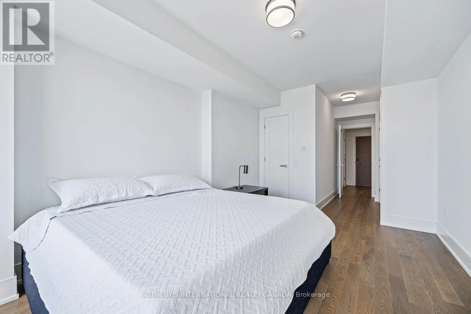 1109 - 30 INN ON THE PARK DRIVE