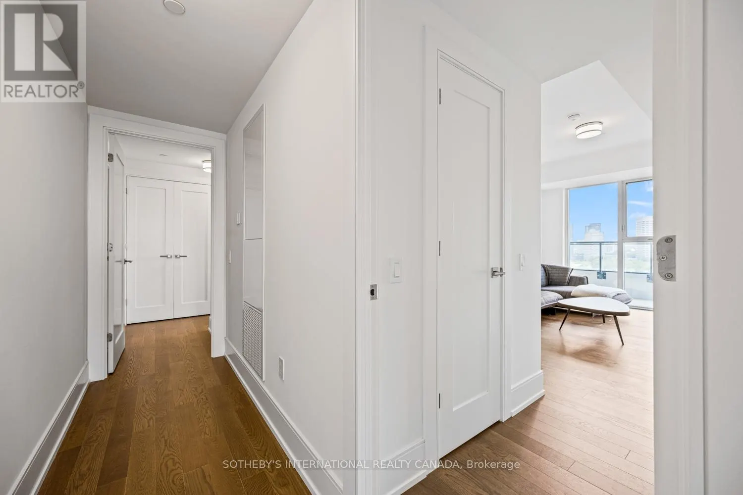 1109 - 30 INN ON THE PARK DRIVE