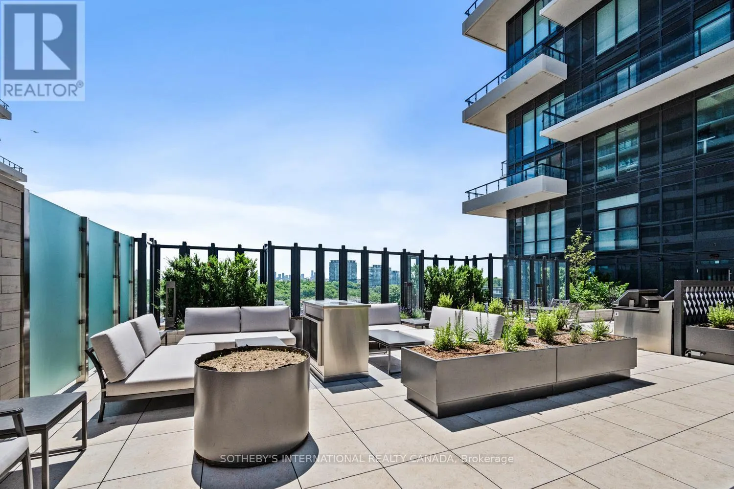 1109 - 30 INN ON THE PARK DRIVE