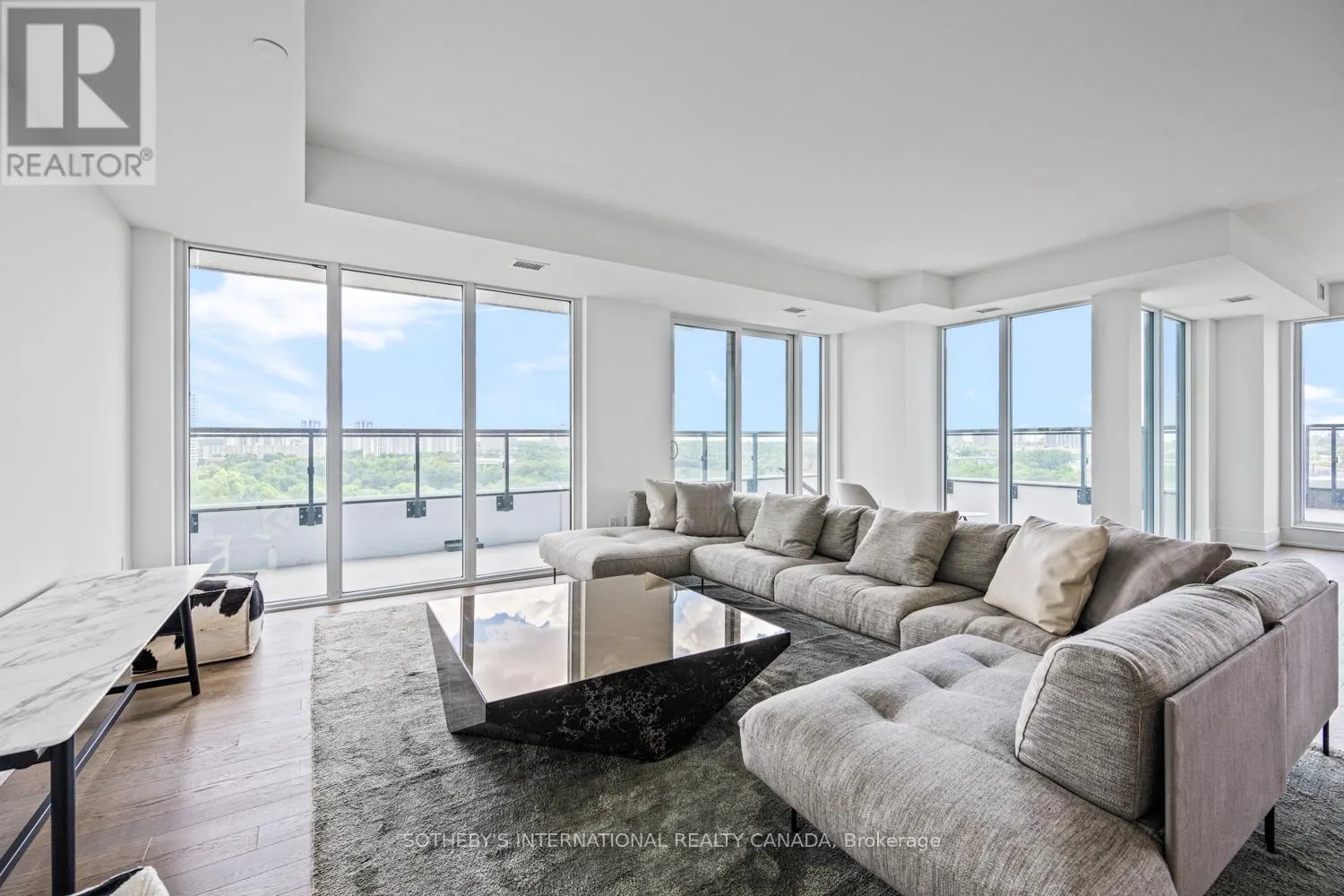 1109 - 30 INN ON THE PARK DRIVE