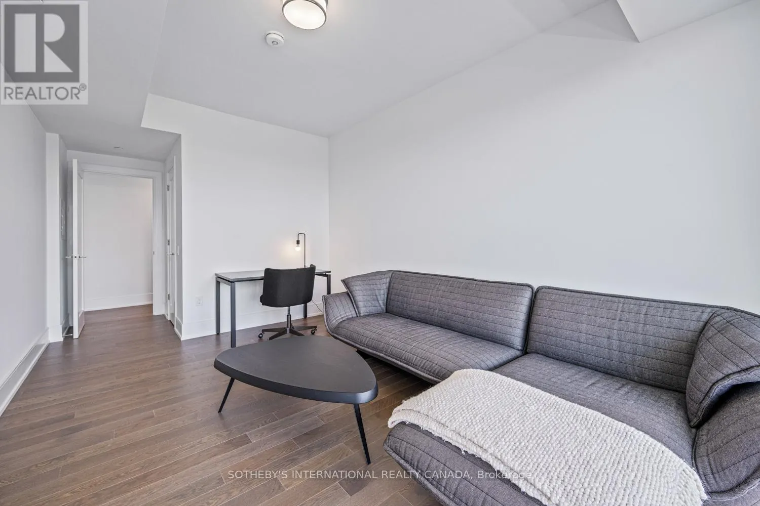 1109 - 30 INN ON THE PARK DRIVE