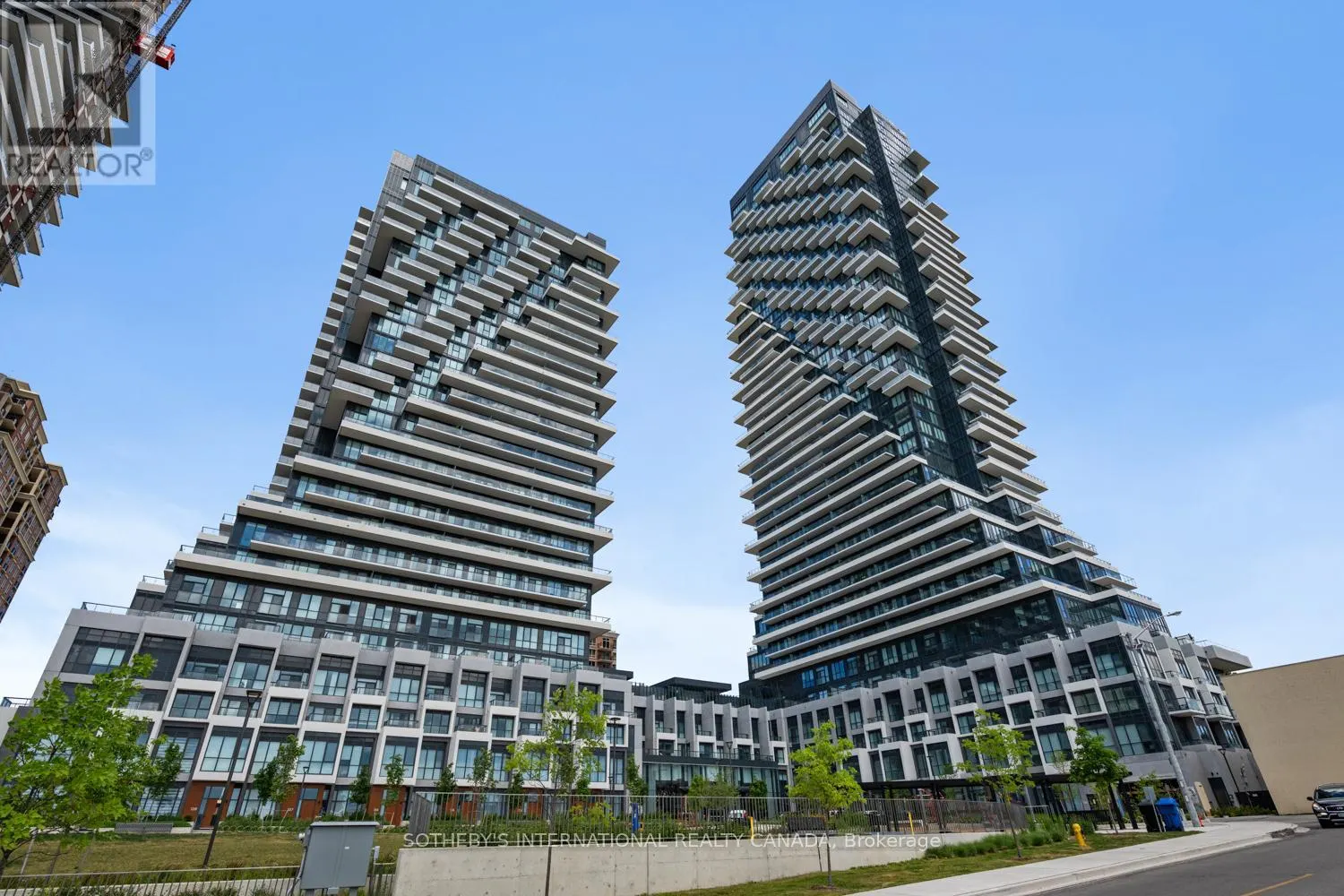 1109 - 30 INN ON THE PARK DRIVE