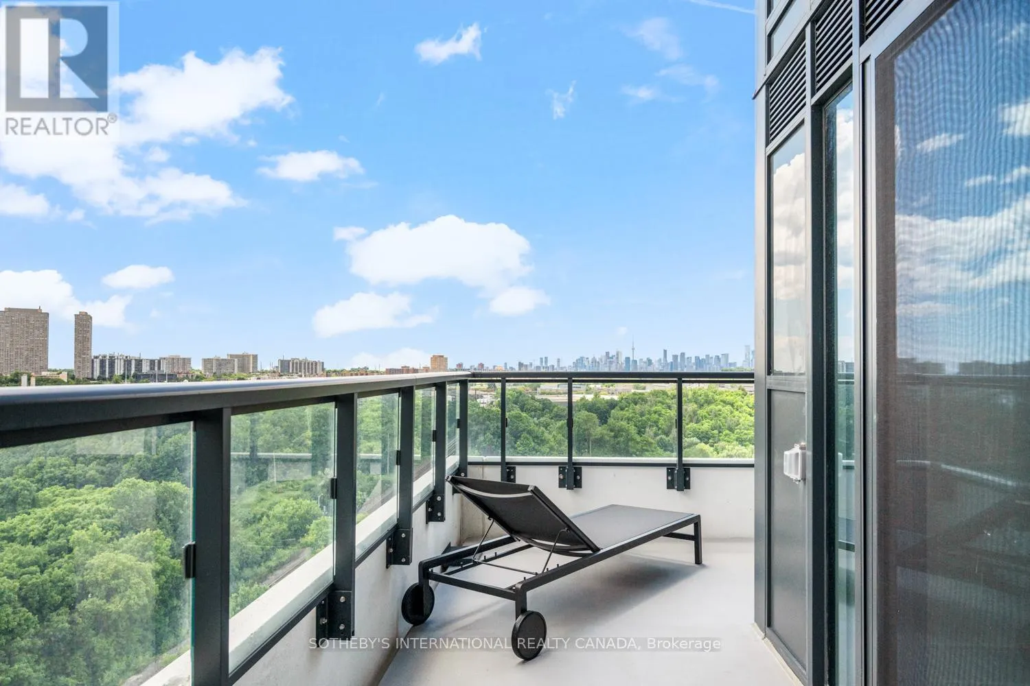 1109 - 30 INN ON THE PARK DRIVE