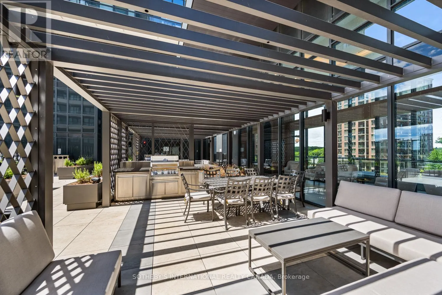 1109 - 30 INN ON THE PARK DRIVE